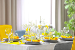 Tischdeko in sommerlichem Gelb