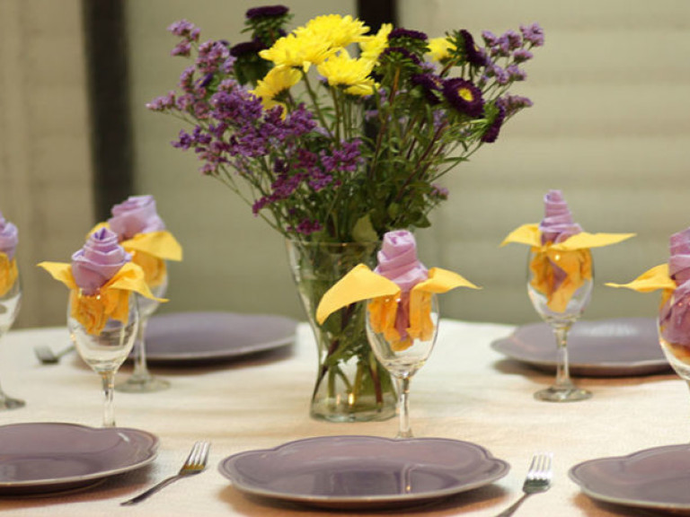 Frische Tischdeko in Gelb, Rosé und Graublau