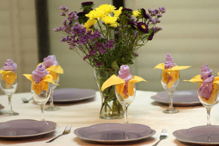 Frische Tischdeko in Gelb, Rosé und Graublau